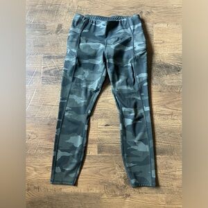Athleta Camo Contender 7/8 Length leggings size Small Petite